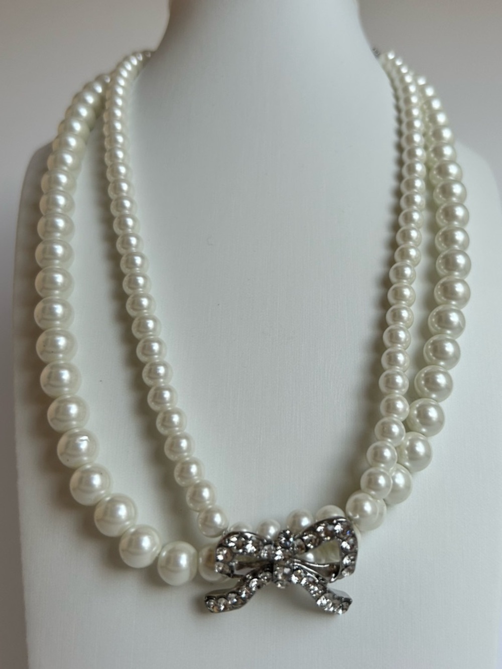 Classic Pearl Bow Pendant and White Pearls Necklace - Picture 4 of 8